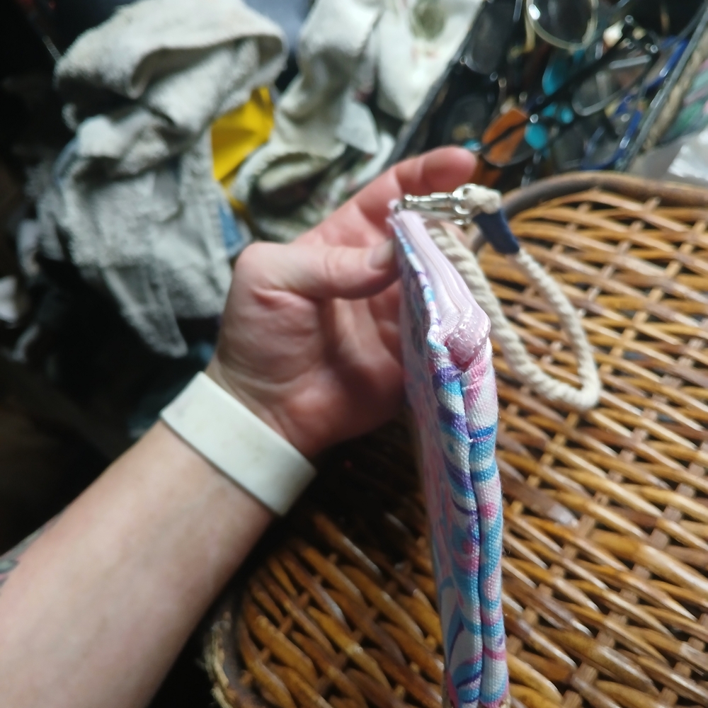 Pastel Seashell Wristlet - Picture 2 of 7